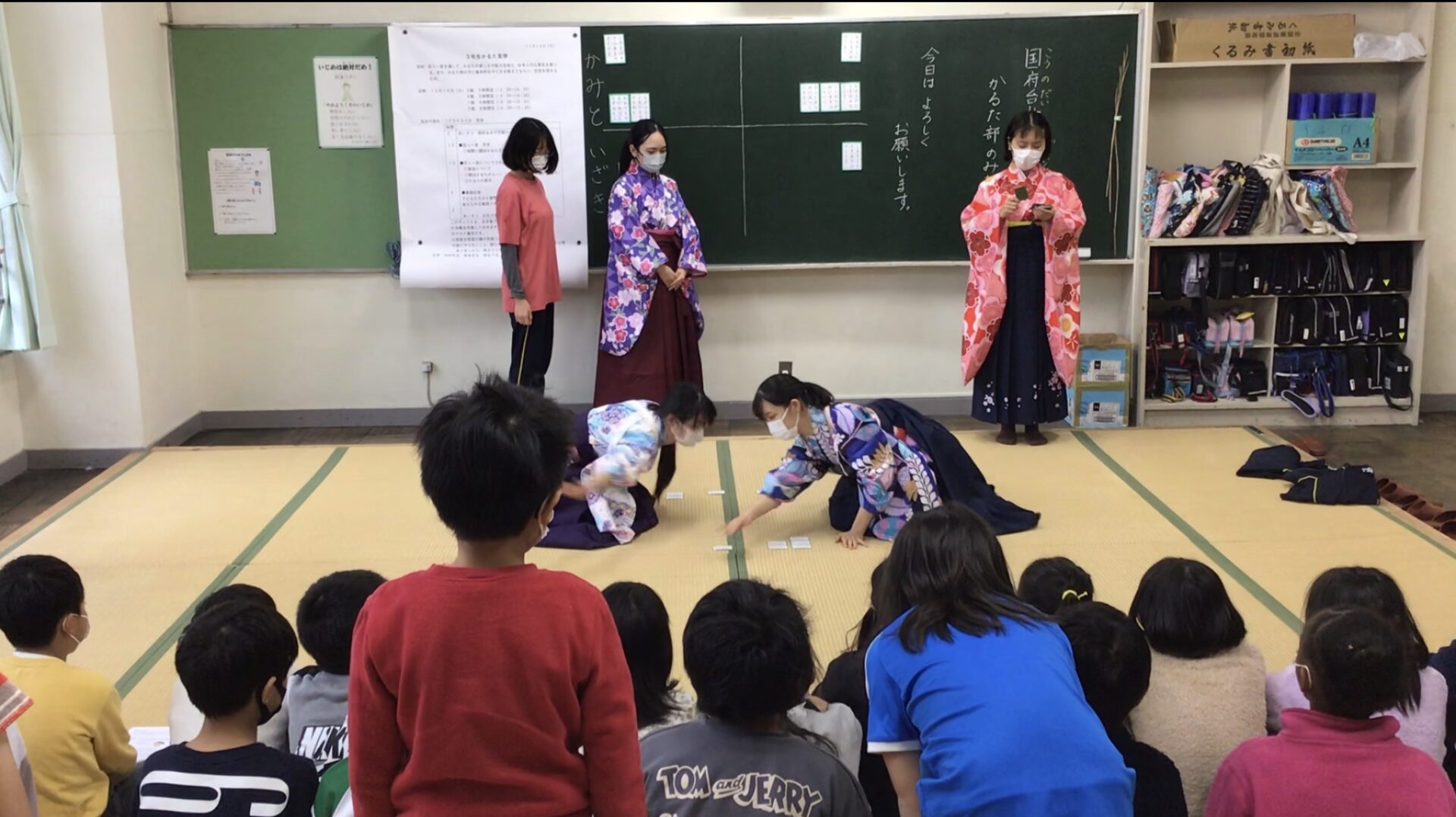 百人一首競技かるた部 八幡小の小学生と一緒に百人一首を楽しみました 国府台女子学院