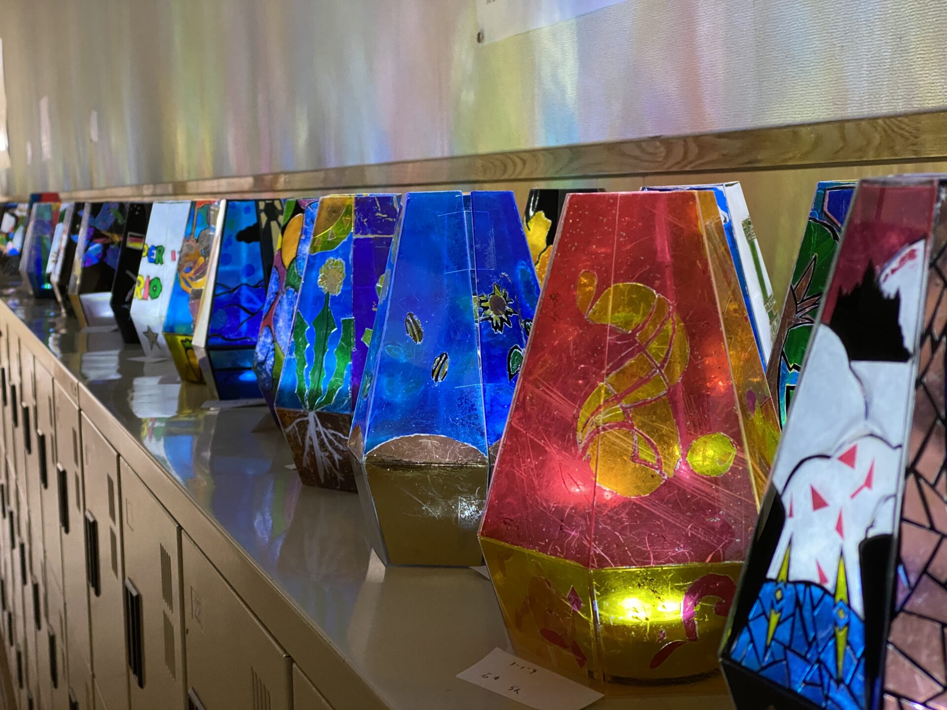 ステンドグラスのランプ 〈 歴史 〉をテーマに | 国府台女子学院